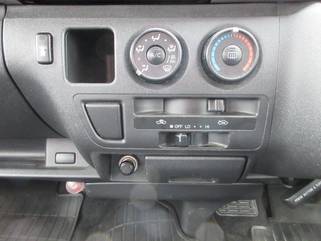 レジアスエースバン ４ドア２．７ウェルキャブＥスーパーロング　４ＷＤ　運転席／助手席エアバック　ＡＢＳ　パワーウィンドウ　パワステ　エアコン・クーラー　キーレス　ナビ　バックカメラ　ＥＴＣ　オートステップ　リフト　電動固定装置　　ストレッチャー　福祉車両　４ＷＤ（12枚目）