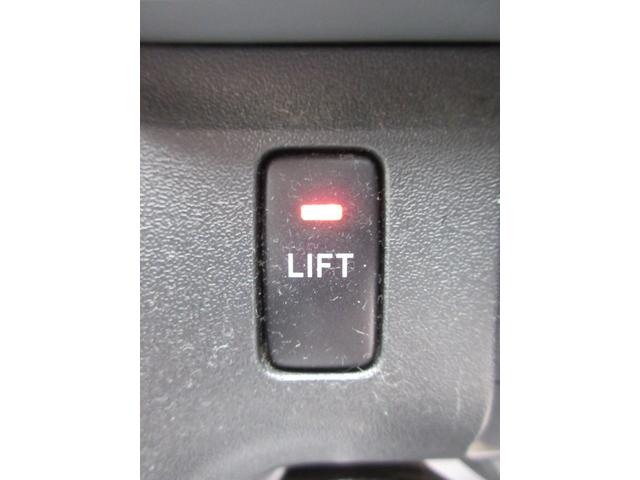 レジアスエースバン ４ドア２．７ウェルキャブＥスーパーロング　４ＷＤ　運転席／助手席エアバック　ＡＢＳ　パワーウィンドウ　パワステ　エアコン・クーラー　キーレス　ナビ　バックカメラ　ＥＴＣ　オートステップ　リフト　電動固定装置　　ストレッチャー　福祉車両　４ＷＤ（13枚目）