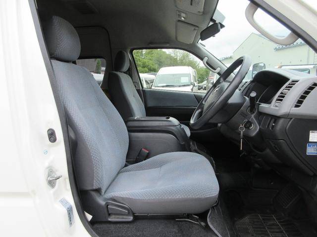 レジアスエースバン ４ドア２．７ウェルキャブＥスーパーロング　４ＷＤ　運転席／助手席エアバック　ＡＢＳ　パワーウィンドウ　パワステ　エアコン・クーラー　キーレス　ナビ　バックカメラ　ＥＴＣ　オートステップ　リフト　電動固定装置　　ストレッチャー　福祉車両　４ＷＤ（18枚目）