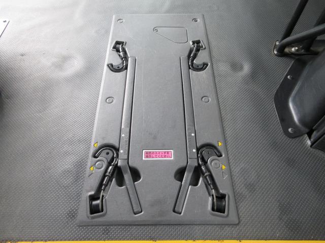 レジアスエースバン ４ドア２．７ウェルキャブＥスーパーロング　４ＷＤ　運転席／助手席エアバック　ＡＢＳ　パワーウィンドウ　パワステ　エアコン・クーラー　キーレス　ナビ　バックカメラ　ＥＴＣ　オートステップ　リフト　電動固定装置　　ストレッチャー　福祉車両　４ＷＤ（25枚目）