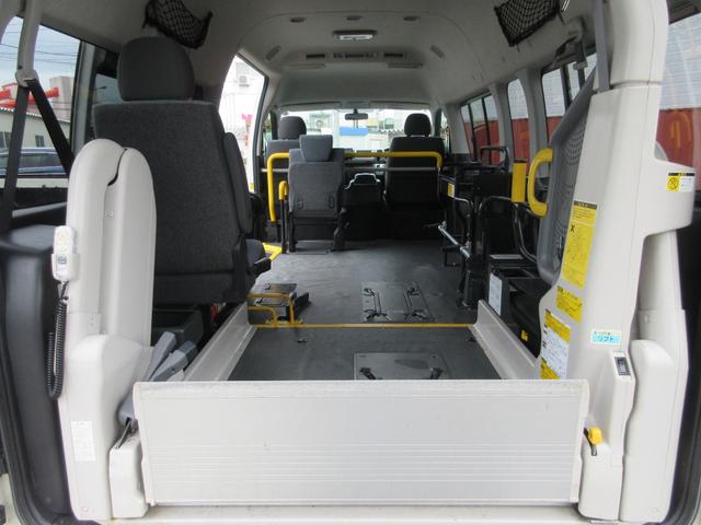 レジアスエースバン ４ドア２．７ウェルキャブＥスーパーロング　４ＷＤ　運転席／助手席エアバック　ＡＢＳ　パワーウィンドウ　パワステ　エアコン・クーラー　キーレス　ナビ　バックカメラ　ＥＴＣ　オートステップ　リフト　電動固定装置　　ストレッチャー　福祉車両　４ＷＤ（27枚目）
