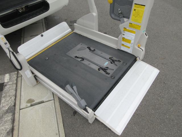 レジアスエースバン ４ドア２．７ウェルキャブＥスーパーロング　４ＷＤ　運転席／助手席エアバック　ＡＢＳ　パワーウィンドウ　パワステ　エアコン・クーラー　キーレス　ナビ　バックカメラ　ＥＴＣ　オートステップ　リフト　電動固定装置　　ストレッチャー　福祉車両　４ＷＤ（28枚目）