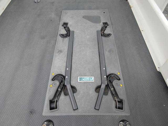 レジアスエースバン ４ドア２．７ウェルキャブＥスーパーロング　４ＷＤ　運転席／助手席エアバック　ＡＢＳ　パワーウィンドウ　パワステ　エアコン・クーラー　キーレス　ナビ　バックカメラ　ＥＴＣ　オートステップ　リフト　電動固定装置　　ストレッチャー　福祉車両　４ＷＤ（29枚目）