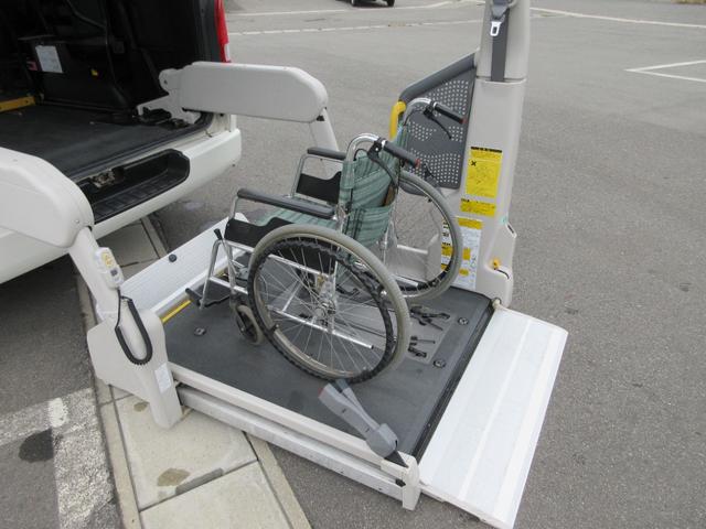 レジアスエースバン ４ドア２．７ウェルキャブＥスーパーロング　４ＷＤ　運転席／助手席エアバック　ＡＢＳ　パワーウィンドウ　パワステ　エアコン・クーラー　キーレス　ナビ　バックカメラ　ＥＴＣ　オートステップ　リフト　電動固定装置　　ストレッチャー　福祉車両　４ＷＤ（31枚目）