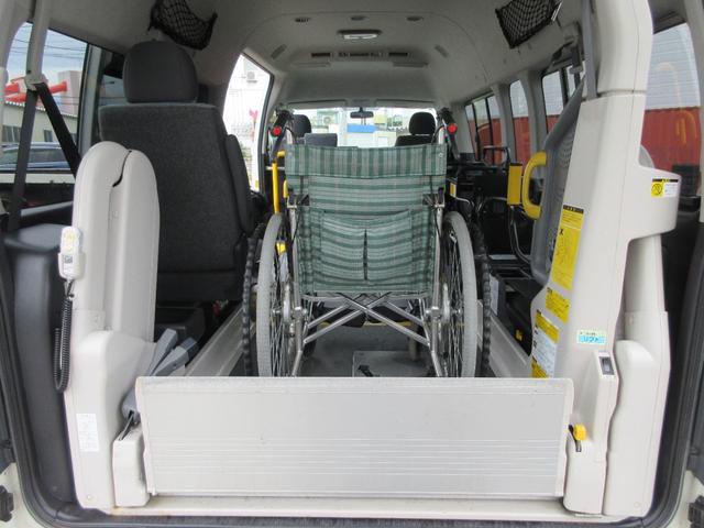 レジアスエースバン ４ドア２．７ウェルキャブＥスーパーロング　４ＷＤ　運転席／助手席エアバック　ＡＢＳ　パワーウィンドウ　パワステ　エアコン・クーラー　キーレス　ナビ　バックカメラ　ＥＴＣ　オートステップ　リフト　電動固定装置　　ストレッチャー　福祉車両　４ＷＤ（32枚目）