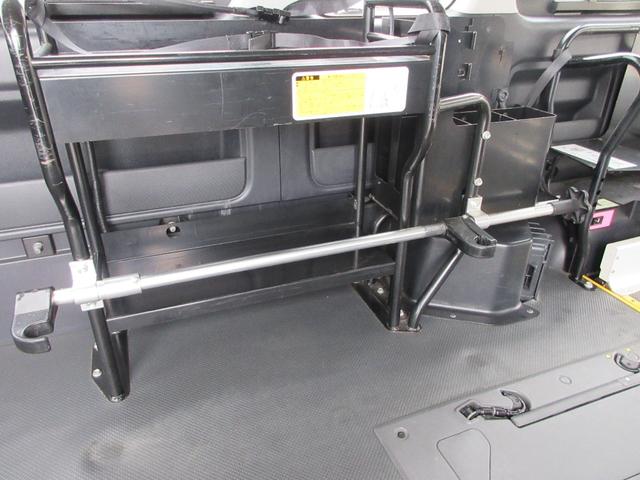 レジアスエースバン ４ドア２．７ウェルキャブＥスーパーロング　４ＷＤ　運転席／助手席エアバック　ＡＢＳ　パワーウィンドウ　パワステ　エアコン・クーラー　キーレス　ナビ　バックカメラ　ＥＴＣ　オートステップ　リフト　電動固定装置　　ストレッチャー　福祉車両　４ＷＤ（35枚目）
