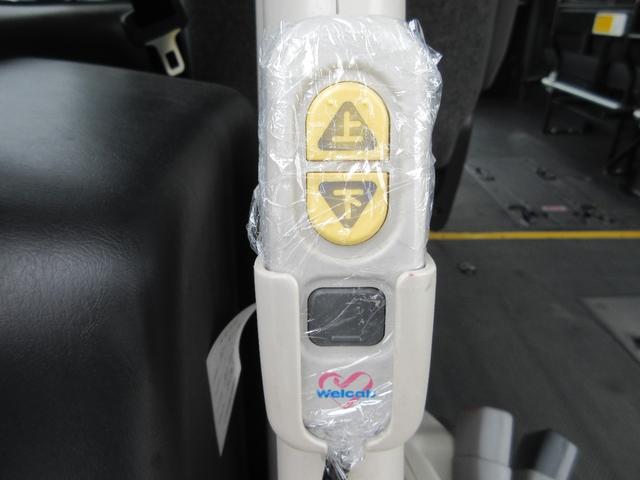 レジアスエースバン ４ドア２．７ウェルキャブＥスーパーロング　４ＷＤ　運転席／助手席エアバック　ＡＢＳ　パワーウィンドウ　パワステ　エアコン・クーラー　キーレス　ナビ　バックカメラ　ＥＴＣ　オートステップ　リフト　電動固定装置　　ストレッチャー　福祉車両　４ＷＤ（37枚目）