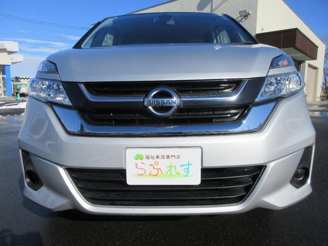 セレナ ２．０Ｘチェアキャブリフタータイプ　４ＷＤ　６名　運転席／助手席エアバック　アイドリングストップ　ＡＢＳ　横滑り防止装置　純正オーディオ　両側スライドドア　サイドステップ　車いすリフト　電動固定装置　４ＷＤ　福祉車両（3枚目）