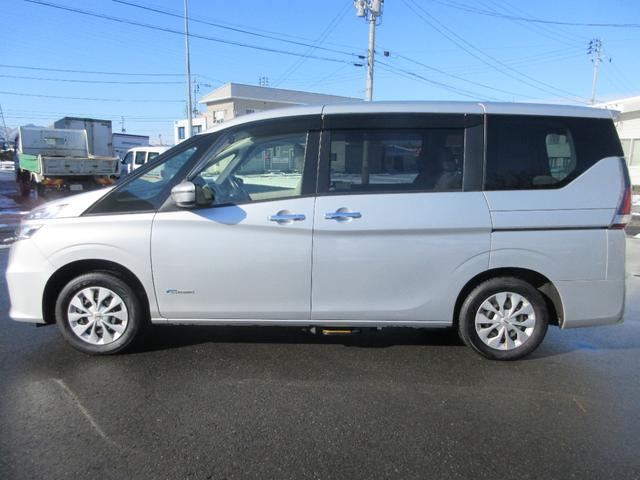 セレナ ２．０Ｘチェアキャブリフタータイプ　４ＷＤ　６名　運転席／助手席エアバック　アイドリングストップ　ＡＢＳ　横滑り防止装置　純正オーディオ　両側スライドドア　サイドステップ　車いすリフト　電動固定装置　４ＷＤ　福祉車両（5枚目）