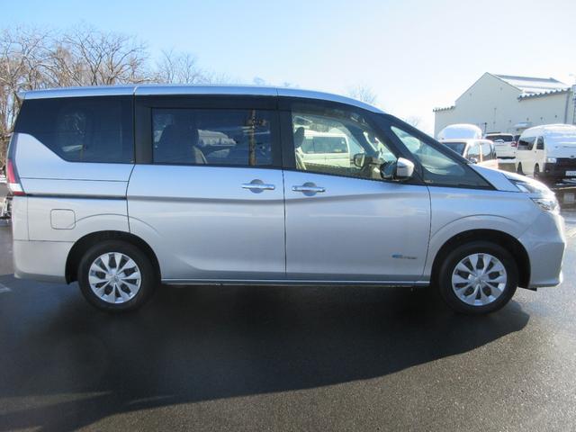 セレナ ２．０Ｘチェアキャブリフタータイプ　４ＷＤ　６名　運転席／助手席エアバック　アイドリングストップ　ＡＢＳ　横滑り防止装置　純正オーディオ　両側スライドドア　サイドステップ　車いすリフト　電動固定装置　４ＷＤ　福祉車両（9枚目）