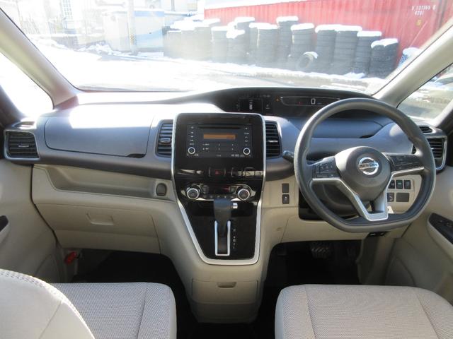 セレナ ２．０Ｘチェアキャブリフタータイプ　４ＷＤ　６名　運転席／助手席エアバック　アイドリングストップ　ＡＢＳ　横滑り防止装置　純正オーディオ　両側スライドドア　サイドステップ　車いすリフト　電動固定装置　４ＷＤ　福祉車両（10枚目）