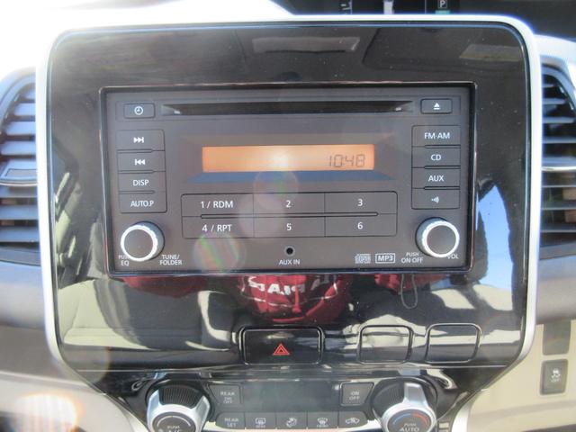 セレナ ２．０Ｘチェアキャブリフタータイプ　４ＷＤ　６名　運転席／助手席エアバック　アイドリングストップ　ＡＢＳ　横滑り防止装置　純正オーディオ　両側スライドドア　サイドステップ　車いすリフト　電動固定装置　４ＷＤ　福祉車両（11枚目）