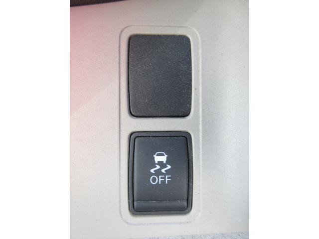 セレナ ２．０Ｘチェアキャブリフタータイプ　４ＷＤ　６名　運転席／助手席エアバック　アイドリングストップ　ＡＢＳ　横滑り防止装置　純正オーディオ　両側スライドドア　サイドステップ　車いすリフト　電動固定装置　４ＷＤ　福祉車両（13枚目）