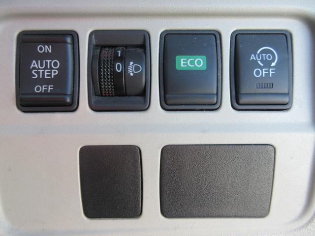 セレナ ２．０Ｘチェアキャブリフタータイプ　４ＷＤ　６名　運転席／助手席エアバック　アイドリングストップ　ＡＢＳ　横滑り防止装置　純正オーディオ　両側スライドドア　サイドステップ　車いすリフト　電動固定装置　４ＷＤ　福祉車両（15枚目）