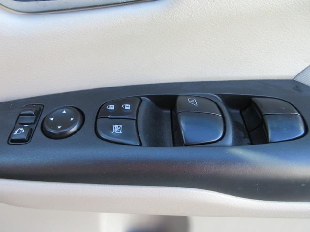 セレナ ２．０Ｘチェアキャブリフタータイプ　４ＷＤ　６名　運転席／助手席エアバック　アイドリングストップ　ＡＢＳ　横滑り防止装置　純正オーディオ　両側スライドドア　サイドステップ　車いすリフト　電動固定装置　４ＷＤ　福祉車両（16枚目）