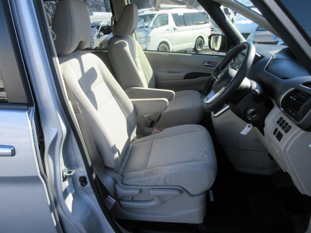 セレナ ２．０Ｘチェアキャブリフタータイプ　４ＷＤ　６名　運転席／助手席エアバック　アイドリングストップ　ＡＢＳ　横滑り防止装置　純正オーディオ　両側スライドドア　サイドステップ　車いすリフト　電動固定装置　４ＷＤ　福祉車両（18枚目）
