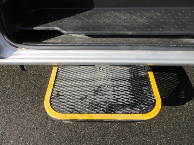 セレナ ２．０Ｘチェアキャブリフタータイプ　４ＷＤ　６名　運転席／助手席エアバック　アイドリングストップ　ＡＢＳ　横滑り防止装置　純正オーディオ　両側スライドドア　サイドステップ　車いすリフト　電動固定装置　４ＷＤ　福祉車両（20枚目）