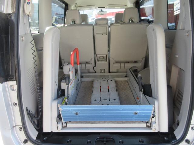 セレナ ２．０Ｘチェアキャブリフタータイプ　４ＷＤ　６名　運転席／助手席エアバック　アイドリングストップ　ＡＢＳ　横滑り防止装置　純正オーディオ　両側スライドドア　サイドステップ　車いすリフト　電動固定装置　４ＷＤ　福祉車両（21枚目）