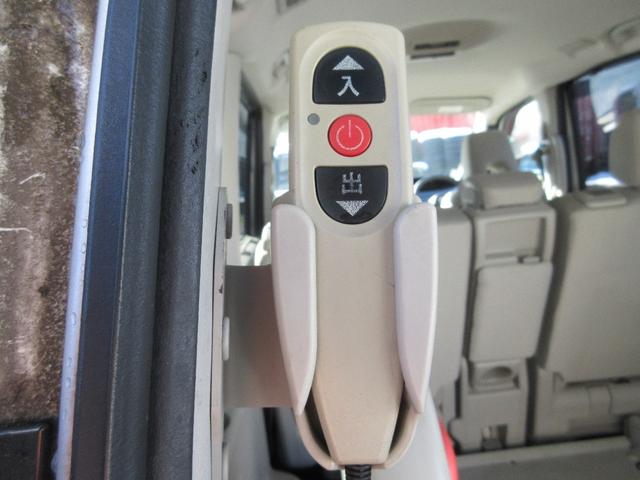 セレナ ２．０Ｘチェアキャブリフタータイプ　４ＷＤ　６名　運転席／助手席エアバック　アイドリングストップ　ＡＢＳ　横滑り防止装置　純正オーディオ　両側スライドドア　サイドステップ　車いすリフト　電動固定装置　４ＷＤ　福祉車両（22枚目）