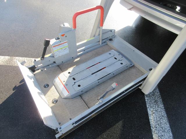 セレナ ２．０Ｘチェアキャブリフタータイプ　４ＷＤ　６名　運転席／助手席エアバック　アイドリングストップ　ＡＢＳ　横滑り防止装置　純正オーディオ　両側スライドドア　サイドステップ　車いすリフト　電動固定装置　４ＷＤ　福祉車両（23枚目）