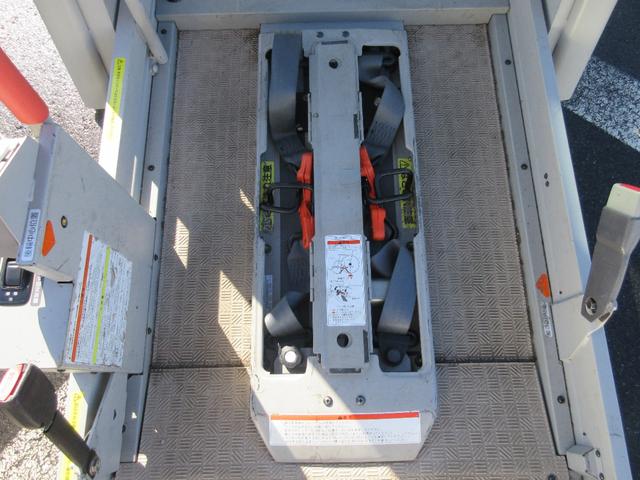 セレナ ２．０Ｘチェアキャブリフタータイプ　４ＷＤ　６名　運転席／助手席エアバック　アイドリングストップ　ＡＢＳ　横滑り防止装置　純正オーディオ　両側スライドドア　サイドステップ　車いすリフト　電動固定装置　４ＷＤ　福祉車両（24枚目）