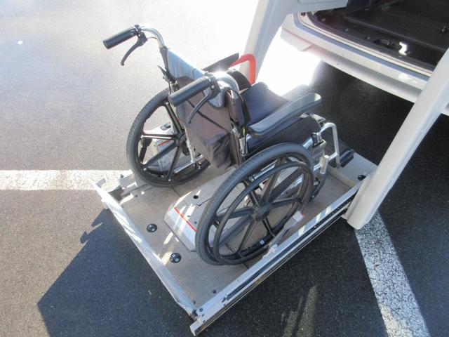 セレナ ２．０Ｘチェアキャブリフタータイプ　４ＷＤ　６名　運転席／助手席エアバック　アイドリングストップ　ＡＢＳ　横滑り防止装置　純正オーディオ　両側スライドドア　サイドステップ　車いすリフト　電動固定装置　４ＷＤ　福祉車両（25枚目）