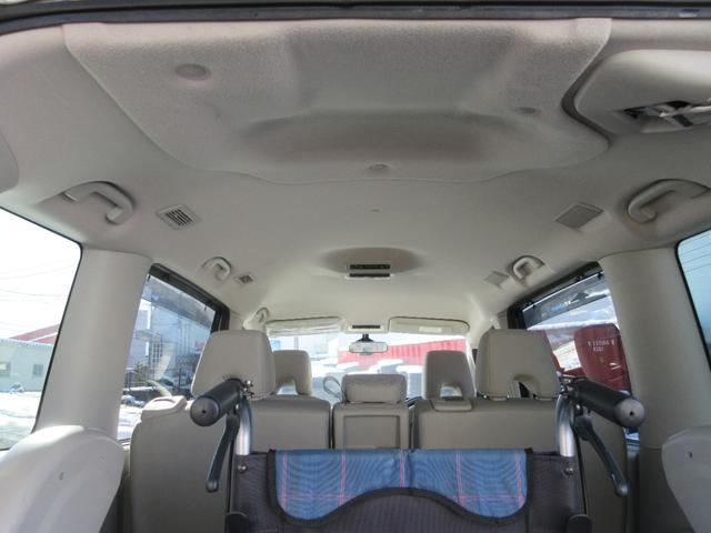 セレナ ２．０Ｘチェアキャブリフタータイプ　４ＷＤ　６名　運転席／助手席エアバック　アイドリングストップ　ＡＢＳ　横滑り防止装置　純正オーディオ　両側スライドドア　サイドステップ　車いすリフト　電動固定装置　４ＷＤ　福祉車両（27枚目）