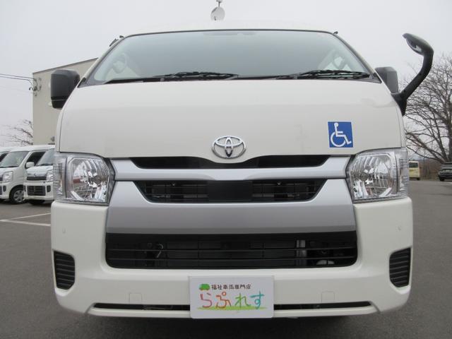 ハイエースバン ４ドア２．８ＤＴウェルキャブＢロング　４ＷＤ　運転席／助手席エアバック　ＡＢＳ　衝突軽減システム　横滑り防止装置　レーンキープアシスト　エアコン／クーラー　パワステ　　キーレス　電動固定装置　リアリフト　４ＷＤ　福祉車両（3枚目）