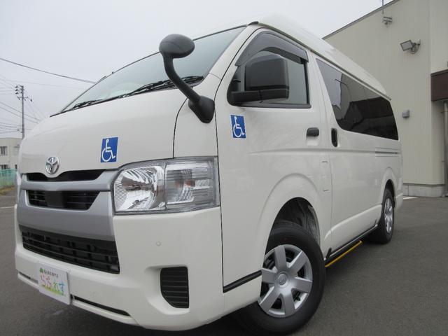 ハイエースバン ４ドア２．８ＤＴウェルキャブＢロング　４ＷＤ　運転席／助手席エアバック　ＡＢＳ　衝突軽減システム　横滑り防止装置　レーンキープアシスト　エアコン／クーラー　パワステ　　キーレス　電動固定装置　リアリフト　４ＷＤ　福祉車両（4枚目）