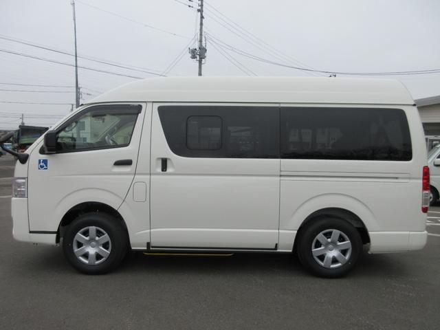 ハイエースバン ４ドア２．８ＤＴウェルキャブＢロング　４ＷＤ　運転席／助手席エアバック　ＡＢＳ　衝突軽減システム　横滑り防止装置　レーンキープアシスト　エアコン／クーラー　パワステ　　キーレス　電動固定装置　リアリフト　４ＷＤ　福祉車両（5枚目）