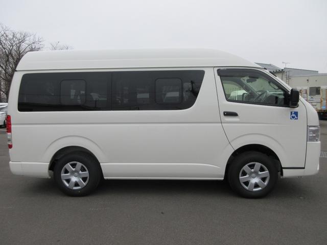 ハイエースバン ４ドア２．８ＤＴウェルキャブＢロング　４ＷＤ　運転席／助手席エアバック　ＡＢＳ　衝突軽減システム　横滑り防止装置　レーンキープアシスト　エアコン／クーラー　パワステ　　キーレス　電動固定装置　リアリフト　４ＷＤ　福祉車両（9枚目）