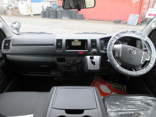 ハイエースバン ４ドア２．８ＤＴウェルキャブＢロング　４ＷＤ　運転席／助手席エアバック　ＡＢＳ　衝突軽減システム　横滑り防止装置　レーンキープアシスト　エアコン／クーラー　パワステ　　キーレス　電動固定装置　リアリフト　４ＷＤ　福祉車両（10枚目）