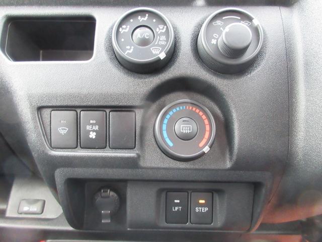 ハイエースバン ４ドア２．８ＤＴウェルキャブＢロング　４ＷＤ　運転席／助手席エアバック　ＡＢＳ　衝突軽減システム　横滑り防止装置　レーンキープアシスト　エアコン／クーラー　パワステ　　キーレス　電動固定装置　リアリフト　４ＷＤ　福祉車両（12枚目）
