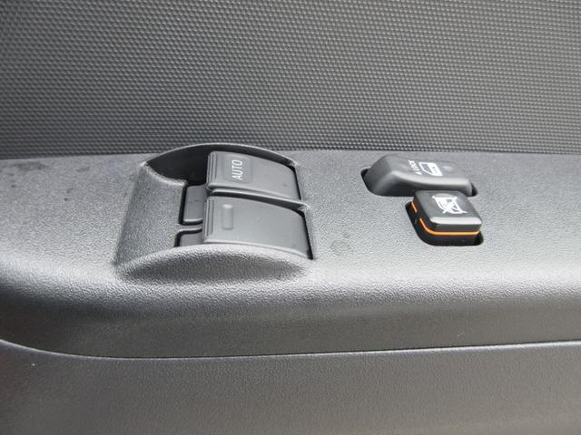 ハイエースバン ４ドア２．８ＤＴウェルキャブＢロング　４ＷＤ　運転席／助手席エアバック　ＡＢＳ　衝突軽減システム　横滑り防止装置　レーンキープアシスト　エアコン／クーラー　パワステ　　キーレス　電動固定装置　リアリフト　４ＷＤ　福祉車両（18枚目）