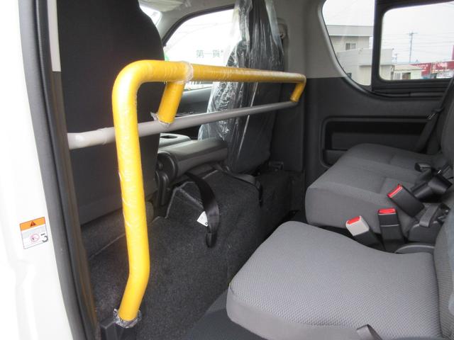 ハイエースバン ４ドア２．８ＤＴウェルキャブＢロング　４ＷＤ　運転席／助手席エアバック　ＡＢＳ　衝突軽減システム　横滑り防止装置　レーンキープアシスト　エアコン／クーラー　パワステ　　キーレス　電動固定装置　リアリフト　４ＷＤ　福祉車両（22枚目）