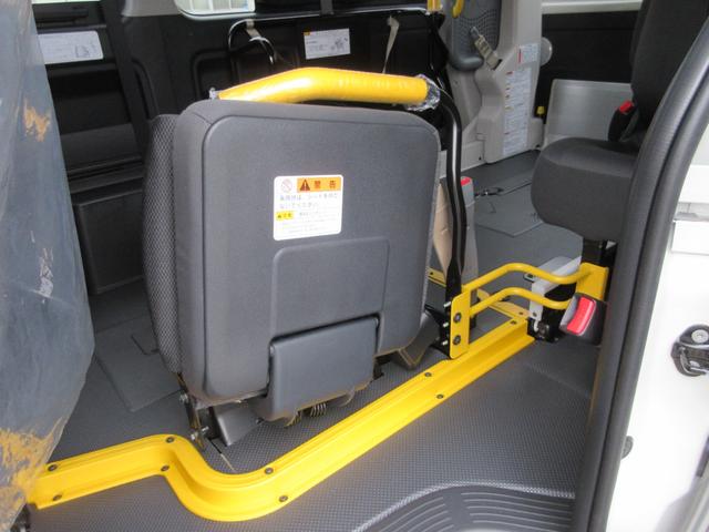 ハイエースバン ４ドア２．８ＤＴウェルキャブＢロング　４ＷＤ　運転席／助手席エアバック　ＡＢＳ　衝突軽減システム　横滑り防止装置　レーンキープアシスト　エアコン／クーラー　パワステ　　キーレス　電動固定装置　リアリフト　４ＷＤ　福祉車両（25枚目）