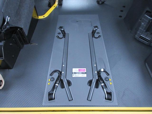 ハイエースバン ４ドア２．８ＤＴウェルキャブＢロング　４ＷＤ　運転席／助手席エアバック　ＡＢＳ　衝突軽減システム　横滑り防止装置　レーンキープアシスト　エアコン／クーラー　パワステ　　キーレス　電動固定装置　リアリフト　４ＷＤ　福祉車両（28枚目）