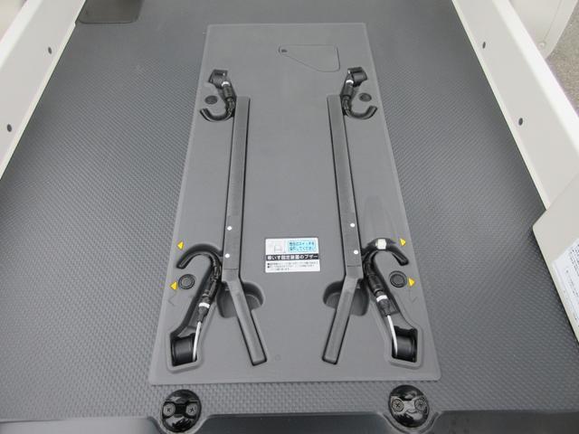 ハイエースバン ４ドア２．８ＤＴウェルキャブＢロング　４ＷＤ　運転席／助手席エアバック　ＡＢＳ　衝突軽減システム　横滑り防止装置　レーンキープアシスト　エアコン／クーラー　パワステ　　キーレス　電動固定装置　リアリフト　４ＷＤ　福祉車両（32枚目）