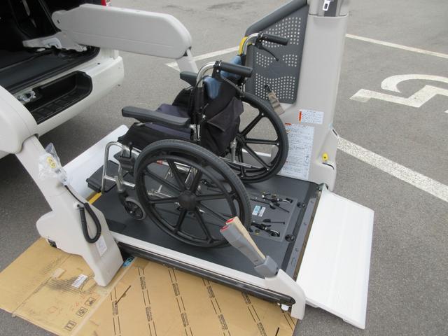 ハイエースバン ４ドア２．８ＤＴウェルキャブＢロング　４ＷＤ　運転席／助手席エアバック　ＡＢＳ　衝突軽減システム　横滑り防止装置　レーンキープアシスト　エアコン／クーラー　パワステ　　キーレス　電動固定装置　リアリフト　４ＷＤ　福祉車両（33枚目）