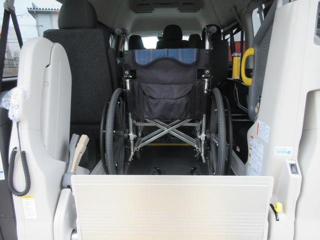 ハイエースバン ４ドア２．８ＤＴウェルキャブＢロング　４ＷＤ　運転席／助手席エアバック　ＡＢＳ　衝突軽減システム　横滑り防止装置　レーンキープアシスト　エアコン／クーラー　パワステ　　キーレス　電動固定装置　リアリフト　４ＷＤ　福祉車両（34枚目）