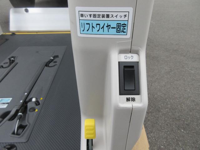 ハイエースバン ４ドア２．８ＤＴウェルキャブＢロング　４ＷＤ　運転席／助手席エアバック　ＡＢＳ　衝突軽減システム　横滑り防止装置　レーンキープアシスト　エアコン／クーラー　パワステ　　キーレス　電動固定装置　リアリフト　４ＷＤ　福祉車両（36枚目）