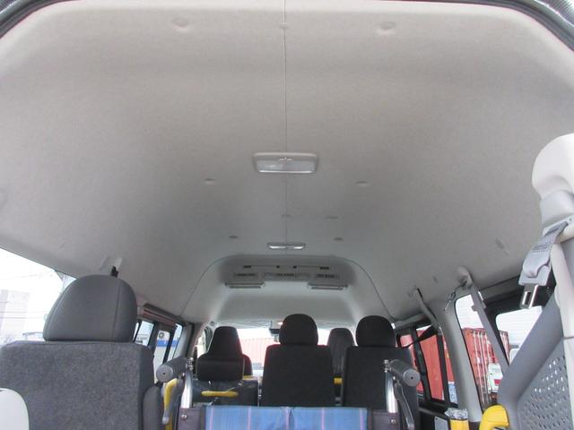 ハイエースバン ４ドア２．８ＤＴウェルキャブＢロング　４ＷＤ　運転席／助手席エアバック　ＡＢＳ　衝突軽減システム　横滑り防止装置　レーンキープアシスト　エアコン／クーラー　パワステ　　キーレス　電動固定装置　リアリフト　４ＷＤ　福祉車両（37枚目）