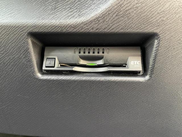 アクア S トヨタセーフティーセンス搭載!衝突軽減ブレーキ!レーンキープ!純正地デジナビ!Bluetooth&フロントAUX接続!CD再生&録音!オートハイビーム!横滑り防止!禁煙車!1年保証付き!(11枚目)