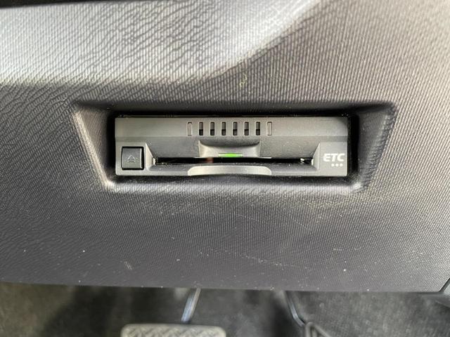 アクア S トヨタセーフティーセンス搭載!衝突軽減ブレーキ!レーンキープ!純正地デジナビ!Bluetooth&フロントAUX接続!オートハイビーム機能付きLEDヘッドライト!キーレスキー!禁煙車!1年保証付き!(11枚目)