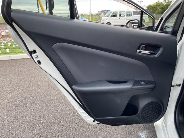 プリウス Ｓ　純正地デジナビ！Ｂｌｕｅｔｏｏｔｈ・フロントＡＵＸ接続！バックカメラ！純正ビルトインＥＴＣ！横滑り防止！ＬＥＤヘッドライト！別売り冬タイヤＡＷセット有り！１年保証付き！（64枚目）