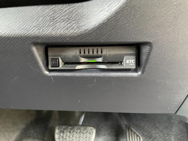 アクア Sスタイルブラック 地デジナビ!バックカメラ!Bluetooth&フロントAUX接続!CD再生!前後コーナーセンサー!衝突軽減ブレーキ!レーンキープ!スマキー2個有り!禁煙車!外装内装の状態の良さに自信あり♪1年保証付!(11枚目)