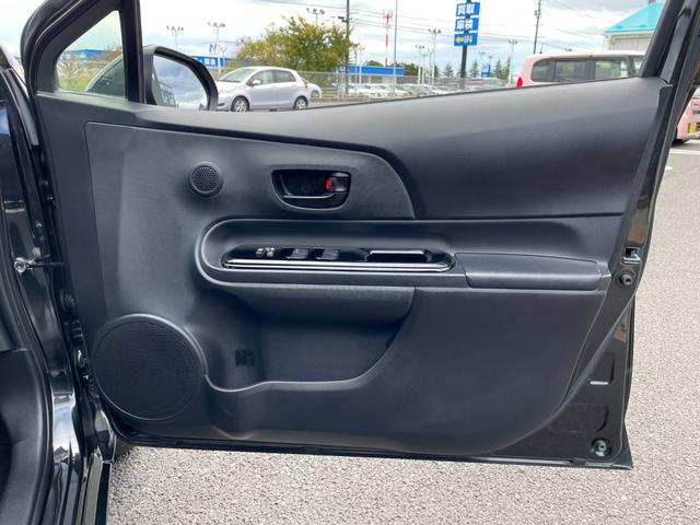 アクア Sスタイルブラック 地デジナビ!バックカメラ!Bluetooth&フロントAUX接続!CD再生!前後コーナーセンサー!衝突軽減ブレーキ!レーンキープ!スマキー2個有り!禁煙車!外装内装の状態の良さに自信あり♪1年保証付!(47枚目)