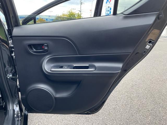 アクア Sスタイルブラック 地デジナビ!バックカメラ!Bluetooth&フロントAUX接続!CD再生!前後コーナーセンサー!衝突軽減ブレーキ!レーンキープ!スマキー2個有り!禁煙車!外装内装の状態の良さに自信あり♪1年保証付!(50枚目)