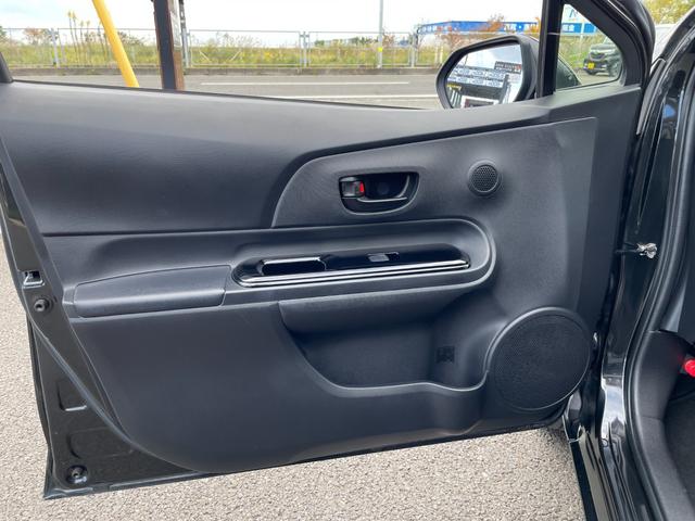 アクア Sスタイルブラック 地デジナビ!バックカメラ!Bluetooth&フロントAUX接続!CD再生!前後コーナーセンサー!衝突軽減ブレーキ!レーンキープ!スマキー2個有り!禁煙車!外装内装の状態の良さに自信あり♪1年保証付!(54枚目)