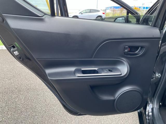 アクア Sスタイルブラック 地デジナビ!バックカメラ!Bluetooth&フロントAUX接続!CD再生!前後コーナーセンサー!衝突軽減ブレーキ!レーンキープ!スマキー2個有り!禁煙車!外装内装の状態の良さに自信あり♪1年保証付!(57枚目)